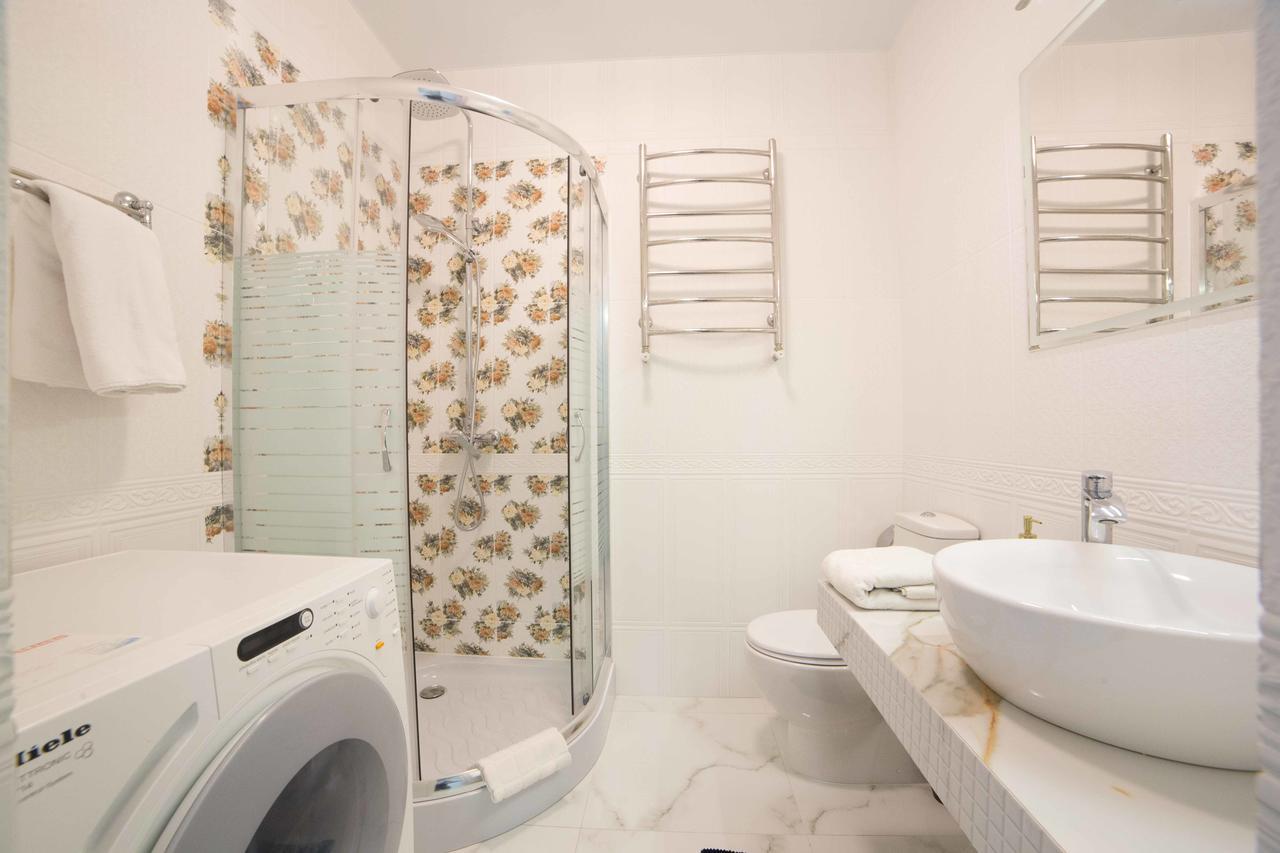 Leogrand Apartments On Kulisha 36 ลวีฟ ภายนอก รูปภาพ